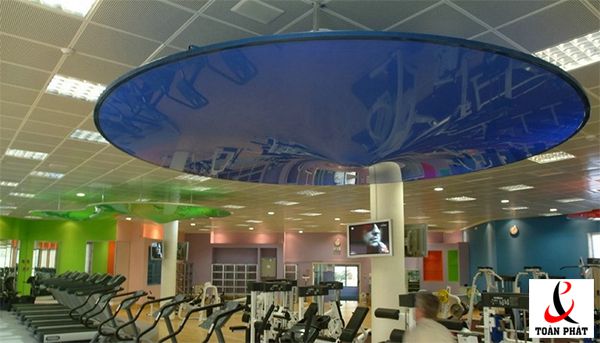 Mẫu thiết kế trần nhà đẹp dành cho phòng tập gym - Trần xuyên sáng