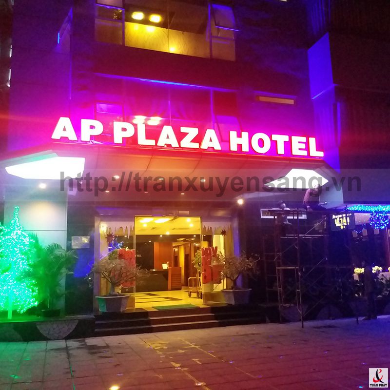 Thi công trần xuyên sáng tại AP Plaza Hotel