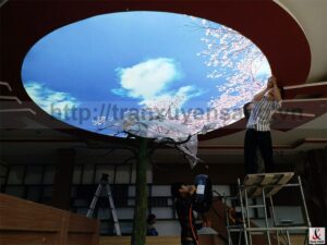 3 mẫu thiết kế trần bầu trời xuyên sáng dành cho phòng khách gia đình độc đáo và hợp phong thủy cong-trinh-sieu-thi-minh-cau-1-thai-nguyen